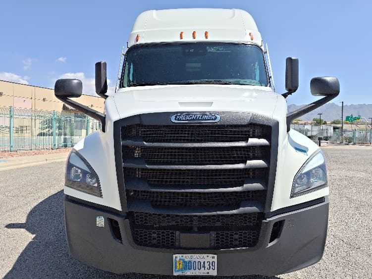 2021 Freightliner Cascadia — photo 2