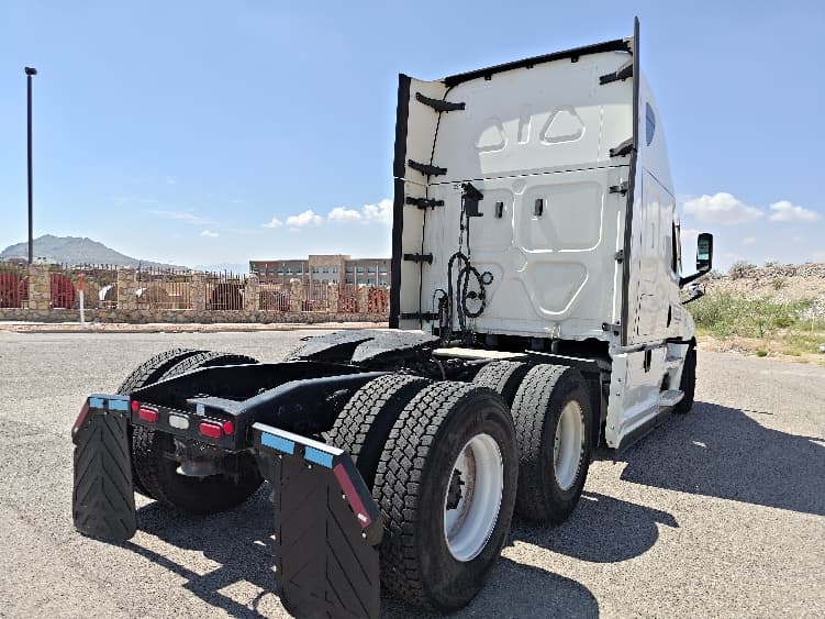 2021 Freightliner Cascadia — photo 7