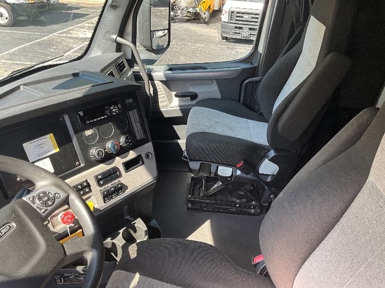2021 Freightliner Cascadia — photo 10