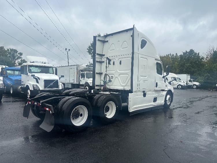 2021 Freightliner Cascadia — photo 7