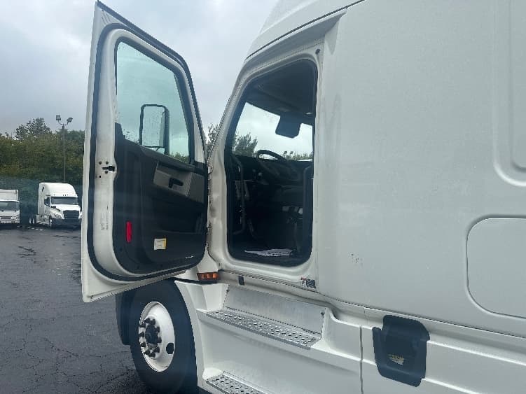 2021 Freightliner Cascadia — photo 9