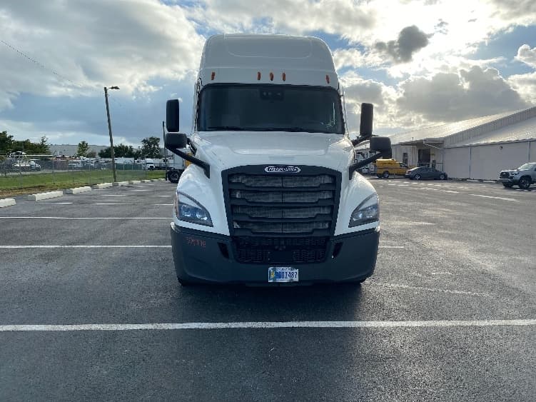 2021 Freightliner Cascadia — photo 2