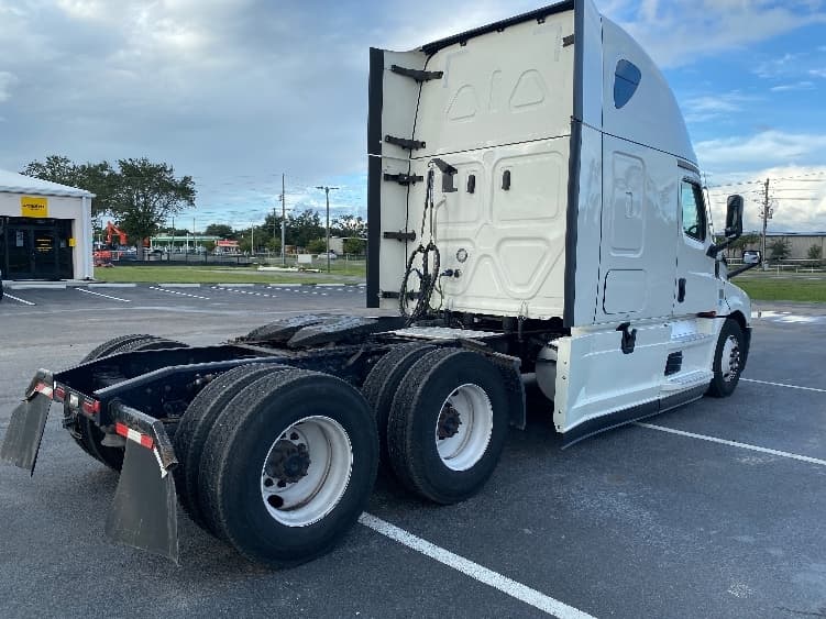 2021 Freightliner Cascadia — photo 7