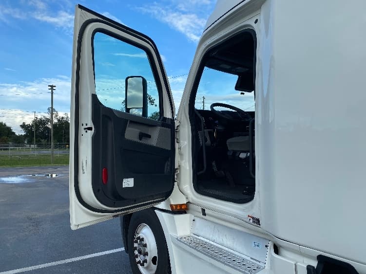 2021 Freightliner Cascadia — photo 9