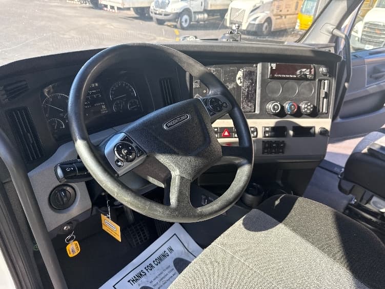 2021 Freightliner Cascadia — photo 10