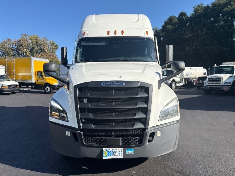 2021 Freightliner Cascadia — photo 2