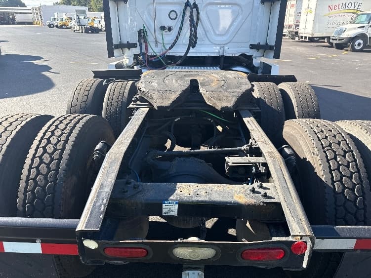 2021 Freightliner Cascadia — photo 6