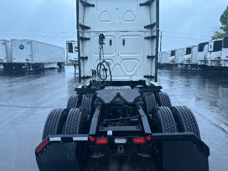 2021 Freightliner Cascadia — photo 6