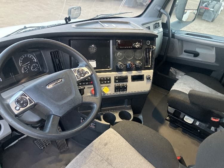 2021 Freightliner Cascadia — photo 10