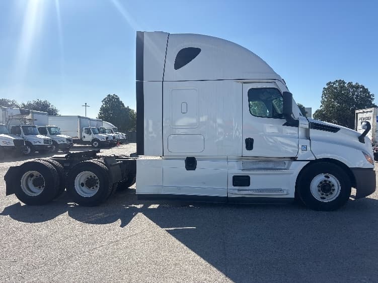 2021 Freightliner Cascadia — photo 8