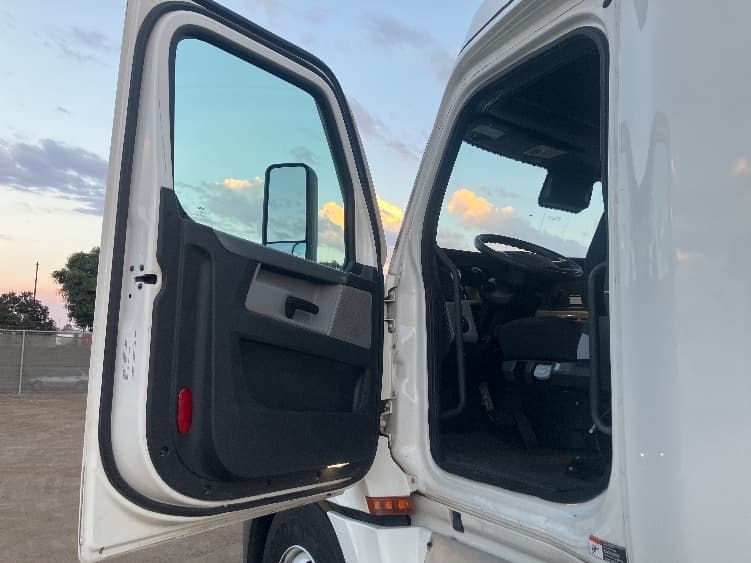 2021 Freightliner Cascadia — photo 9