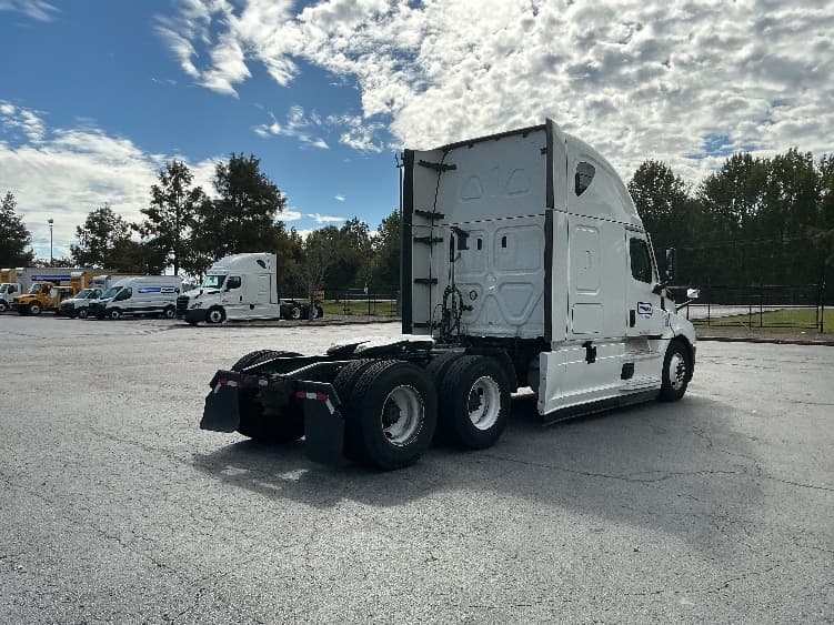 2021 Freightliner Cascadia — photo 7