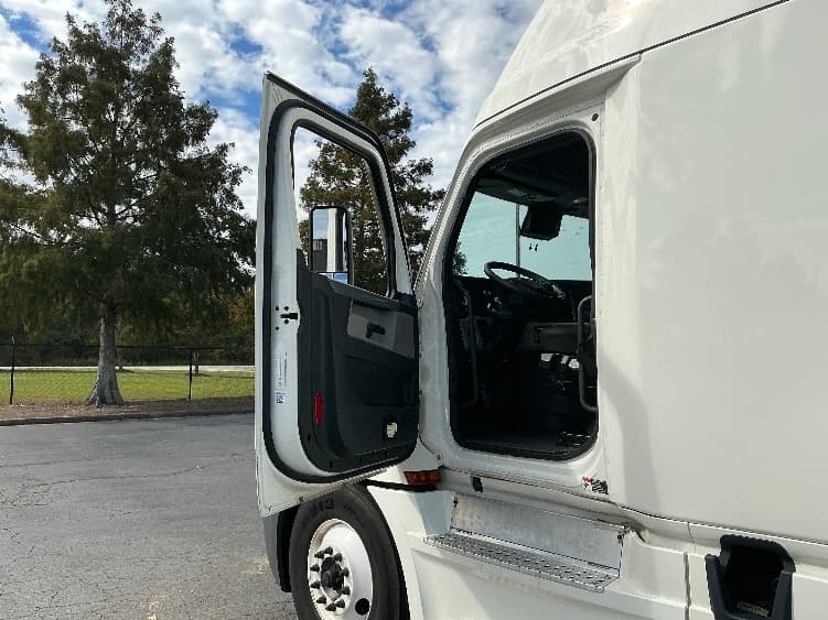 2021 Freightliner Cascadia — photo 9