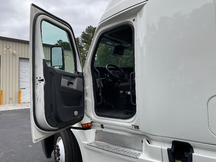 2021 Freightliner Cascadia — photo 8