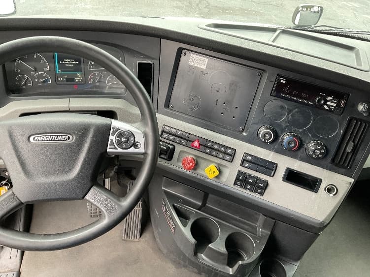 2021 Freightliner Cascadia — photo 9
