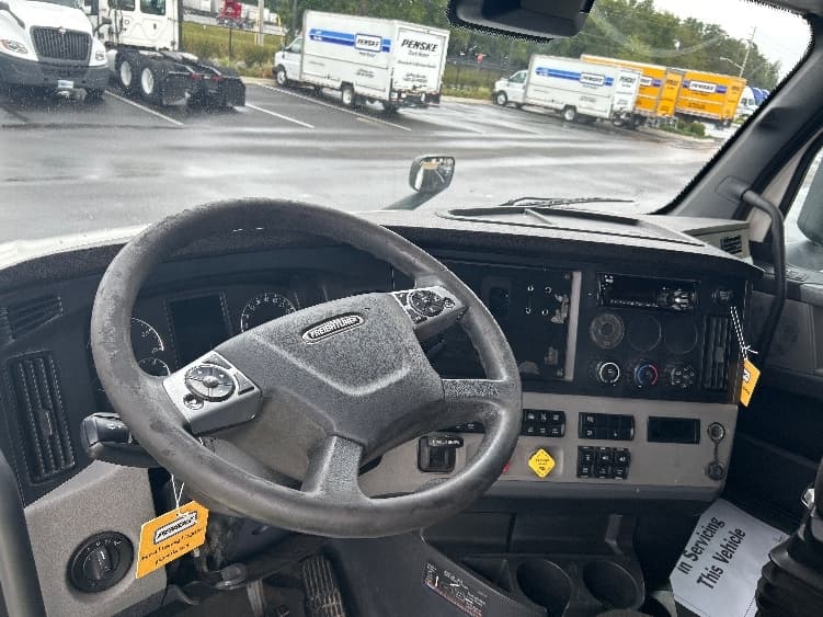 2021 Freightliner Cascadia — photo 10