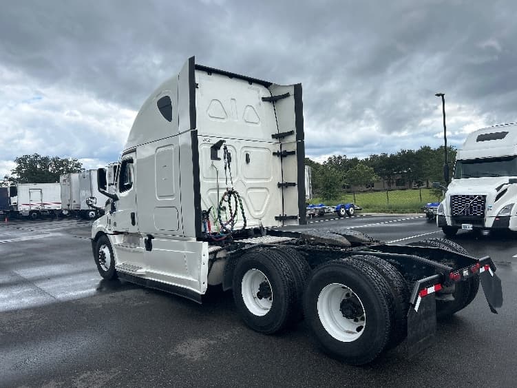 2021 Freightliner Cascadia — photo 5