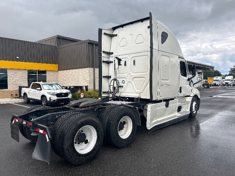 2021 Freightliner Cascadia — photo 7