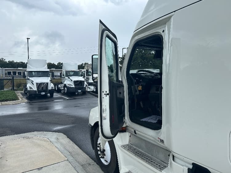 2021 Freightliner Cascadia — photo 9