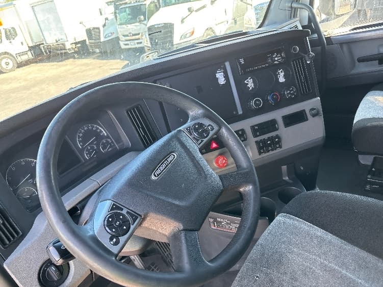 2021 Freightliner Cascadia — photo 10