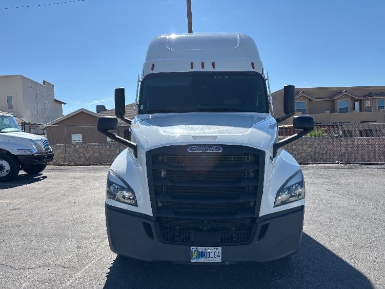 2021 Freightliner Cascadia — photo 2
