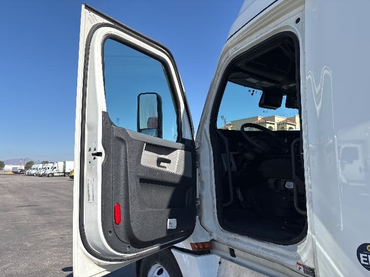 2021 Freightliner Cascadia — photo 9