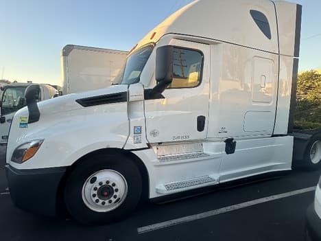 2021 Freightliner Cascadia — photo 2