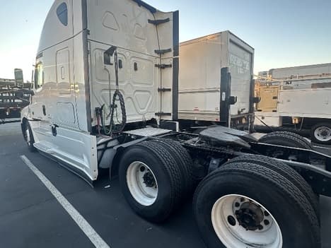 2021 Freightliner Cascadia — photo 3