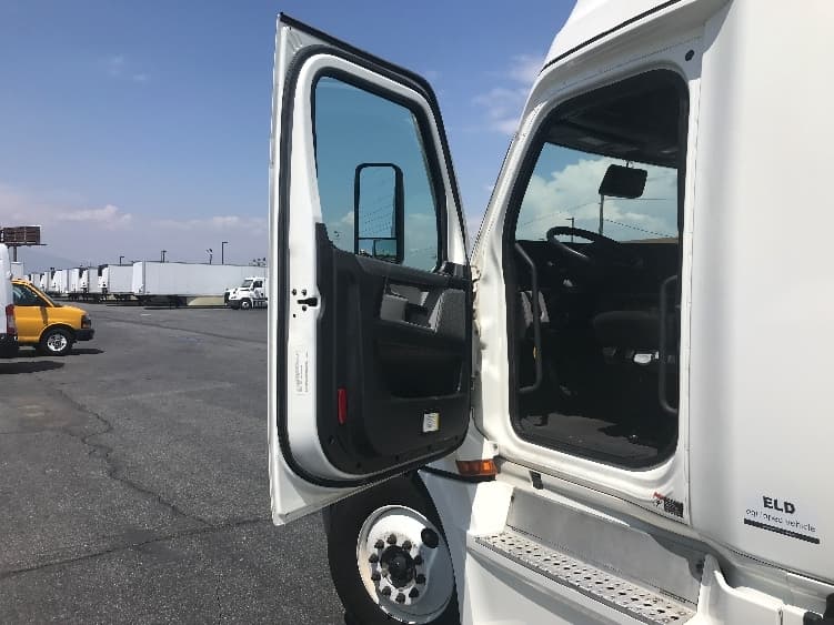 2021 Freightliner Cascadia — photo 6