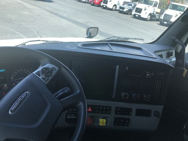 2021 Freightliner Cascadia — photo 8