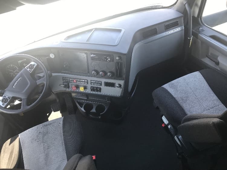2021 Freightliner Cascadia — photo 9