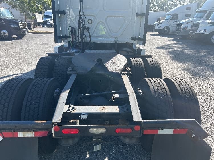 2021 Freightliner Cascadia — photo 6