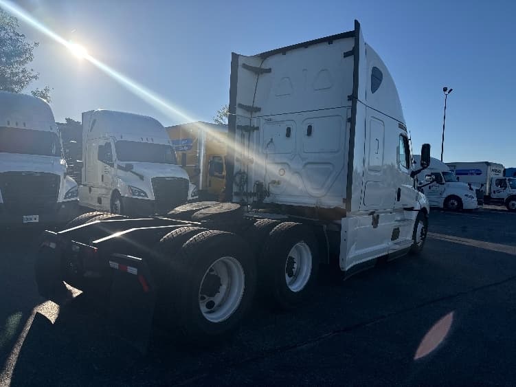 2021 Freightliner Cascadia — photo 7
