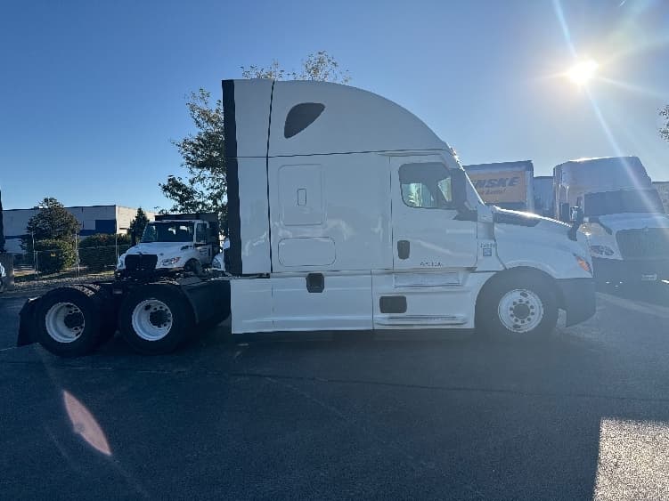 2021 Freightliner Cascadia — photo 8