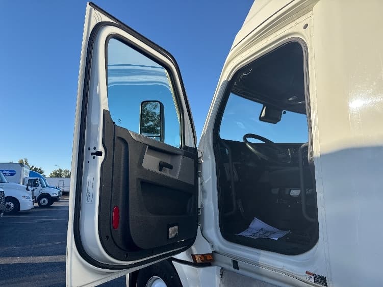 2021 Freightliner Cascadia — photo 9