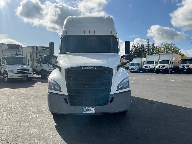 2021 Freightliner Cascadia — photo 2