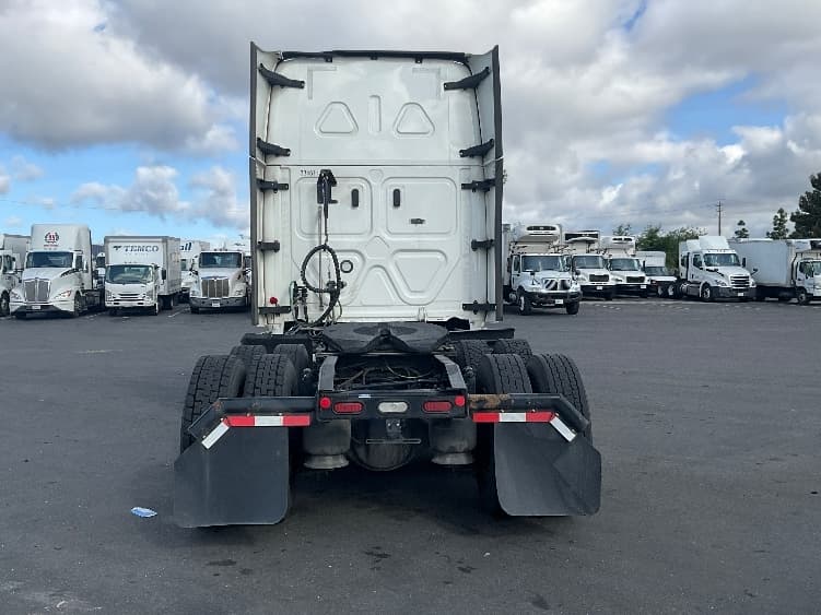 2021 Freightliner Cascadia — photo 6