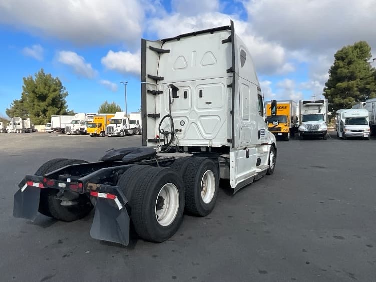 2021 Freightliner Cascadia — photo 7