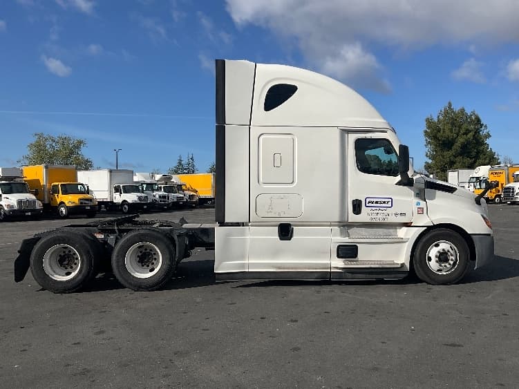 2021 Freightliner Cascadia — photo 8