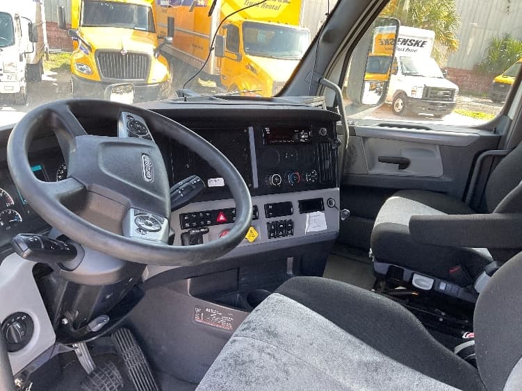 2021 Freightliner Cascadia — photo 10