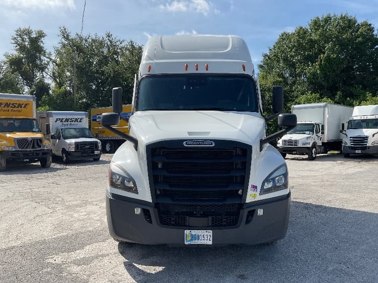 2021 Freightliner Cascadia — photo 2