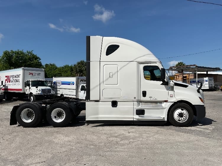 2021 Freightliner Cascadia — photo 8