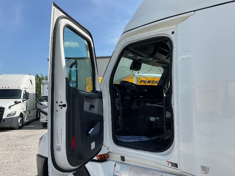 2021 Freightliner Cascadia — photo 9