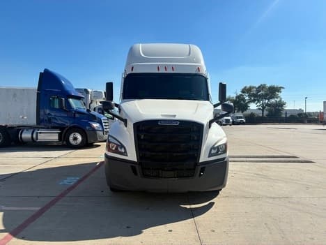 2021 Freightliner Cascadia — photo 2