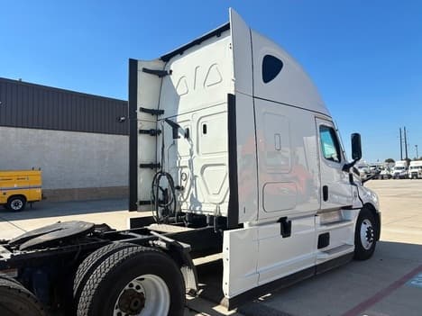 2021 Freightliner Cascadia — photo 8