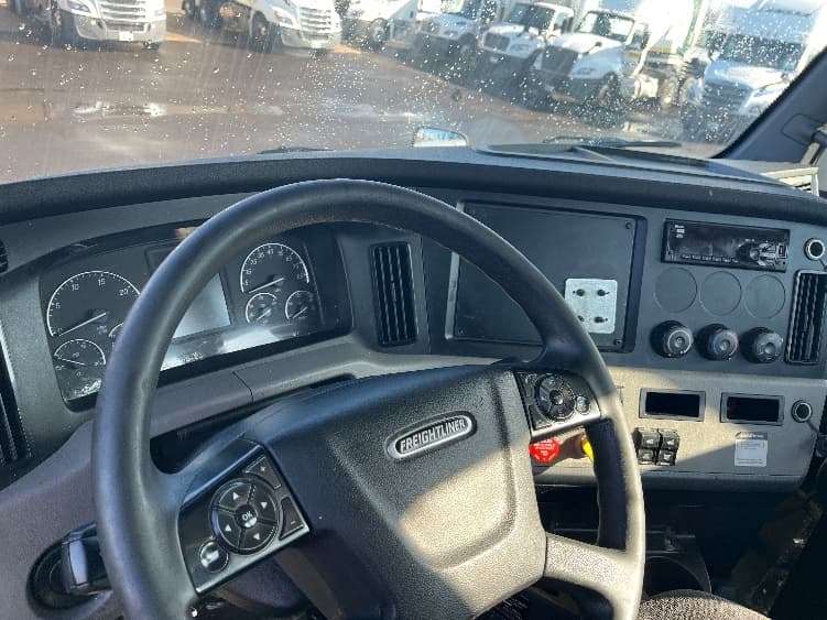 2020 Freightliner Cascadia — photo 10