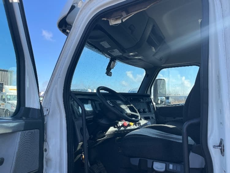 2020 Freightliner Cascadia — photo 9