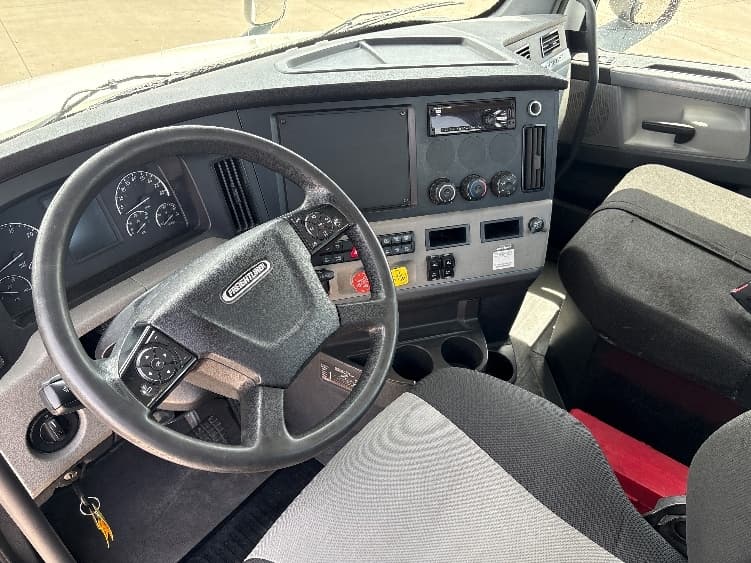 2020 Freightliner Cascadia — photo 10