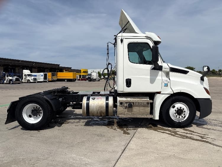 2020 Freightliner Cascadia — photo 8