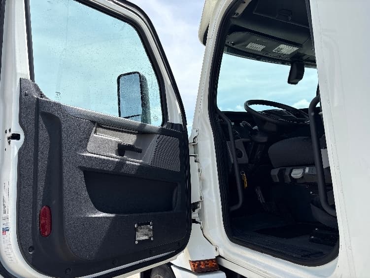 2020 Freightliner Cascadia — photo 9